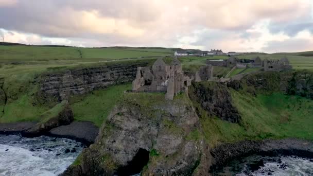 Widok z lotu ptaka na zamek Dunluce, hrabstwo Antrim, Irlandia Północna. — Wideo stockowe