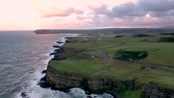 Kuzey Sahili, Dunluce Şatosu, Antrim İlçesi, Kuzey İrlanda 'dan çok uzak değil.. — Stok video