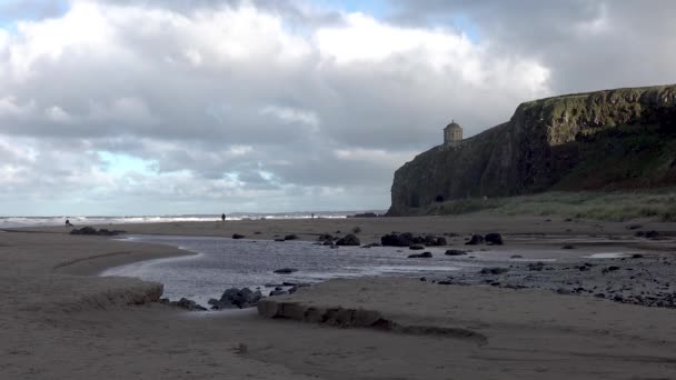 The sun is coming in at Downhill beach in County Londonderry in Northern Ireland — Stock Video