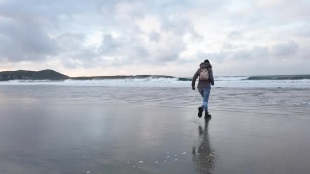 A hölgy élvezi a friss levegőt a strandon — Stock videók