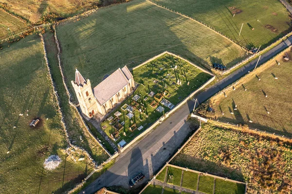 Az Ír Egyház légi kilátása Glencolumbkille-ben - Ír Köztársaság — Stock Fotó