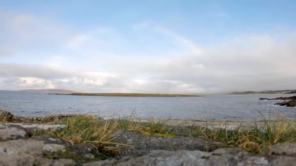 Arcobaleno leggero sopra Inishkeel di Portnoo in Donegal - Irlanda. — Video Stock