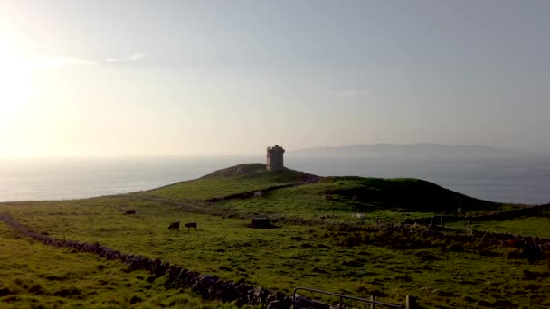 Ilmakuva Crohy Head Signal Tower at Maghery by Dungloe - Irlanti — kuvapankkivideo