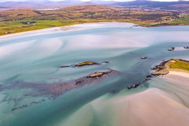 Donegal 'de Lettermacaward ve Portnoo arasındaki Gweebarra Körfezi - İrlanda