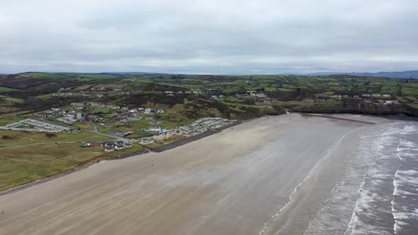 Volando por encima de Rossnowlagh Beach en el Condado de Donegal, Irlanda — Vídeos de Stock