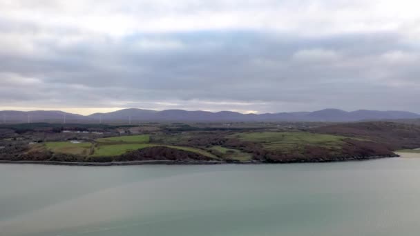 Volando desde Dooey hacia Castlegoland, por Portnoo en el Condado de Donegal - Irlanda — Vídeos de Stock