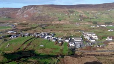 Irleand Cumhuriyeti Donegal İlçesinde Glencolumbkille 'in hava manzarası