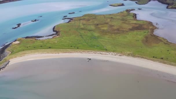 Plage de sable dans la baie de Gweebarra par Lettermacaward dans le comté de Donegal - Irlande — Video