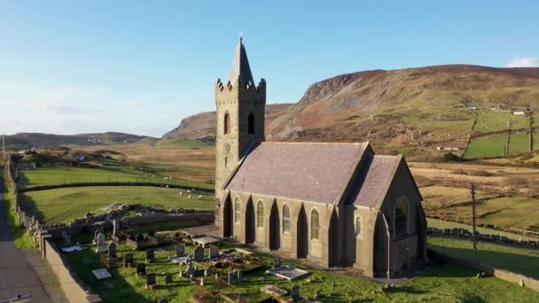 Luchtfoto van de Ierse kerk in Glencolumbkille - Republiek Ierland — Stockvideo