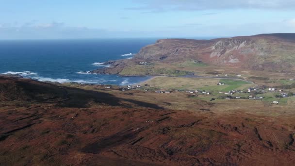 Flygfoto över Glencolumbkille i County Donegal, Republiken Irleand — Stockvideo