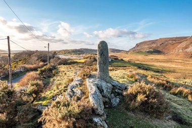 Irleand Cumhuriyeti 'nin Donegal ilçesindeki Glencolumbkille' deki dikey taş manzarası
