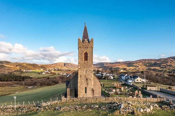 Luchtfoto van de Ierse kerk in Glencolumbkille - Republiek Ierland — Stockfoto