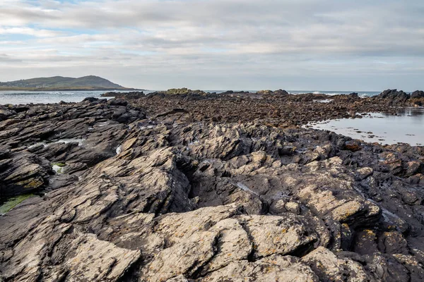 Las rocas de Carrickfad por Portnoo en Narin Strand en el Condado de Donegal Irlanda — Foto de Stock