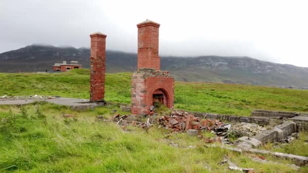 Die Ruinen der Festung Lenan Head an der Nordküste der Grafschaft Donegal, Irland — Stockvideo