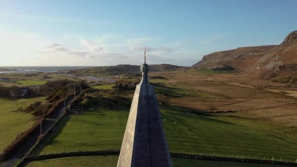 Luchtfoto van de Ierse kerk in Glencolumbkille - Republiek Ierland — Stockvideo