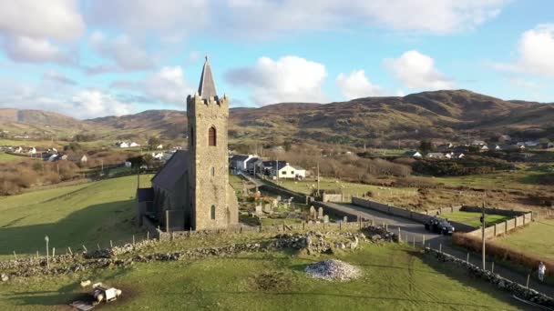 Luchtfoto van de Ierse kerk in Glencolumbkille - Republiek Ierland — Stockvideo