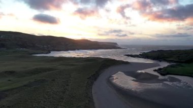 Glencolumbkille 'deki Glen Körfezi' nin İrleand Cumhuriyeti Donegal ilçesindeki hava görüntüsü.