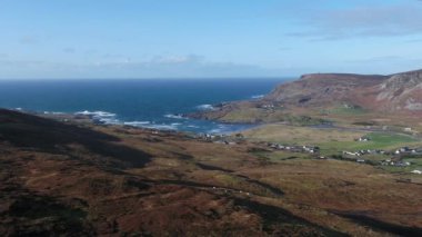 Irleand Cumhuriyeti Donegal İlçesinde Glencolumbkille 'in hava manzarası