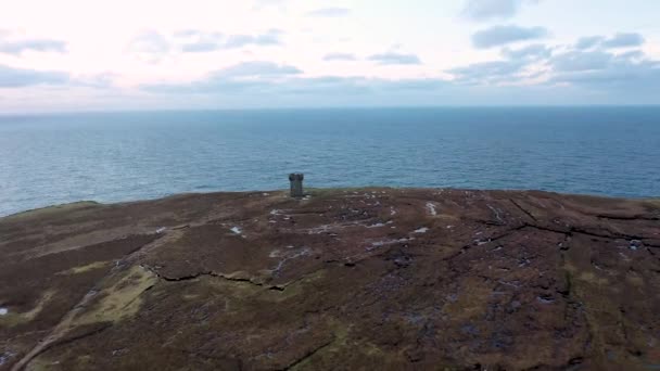 Der Turm von Glencolumbkille in der Grafschaft Donegal - Irland — Stockvideo