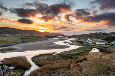 Glencolumbkille 'deki Glen Körfezi' nin İrleand Cumhuriyeti Donegal ilçesindeki hava görüntüsü.