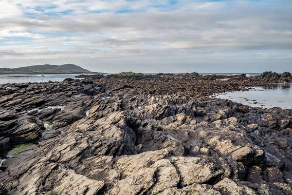 As rochas de Carrickfad por Portnoo em Narin Strand no Condado de Donegal Irlanda — Fotografia de Stock