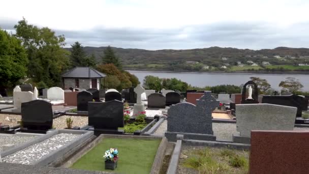 Begraafplaats met uitzicht op de Atlantische Oceaan in Killybegs, County Donegal - Ierland — Stockvideo