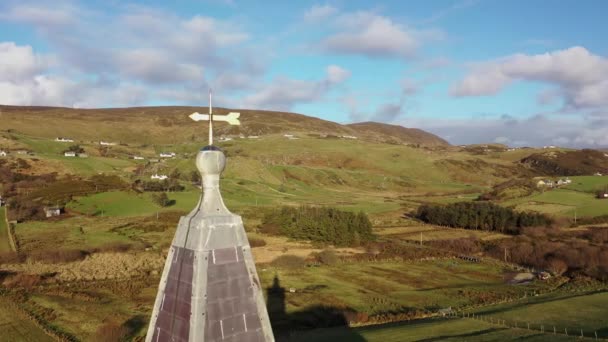 Luchtfoto van de Ierse kerk in Glencolumbkille - Republiek Ierland — Stockvideo