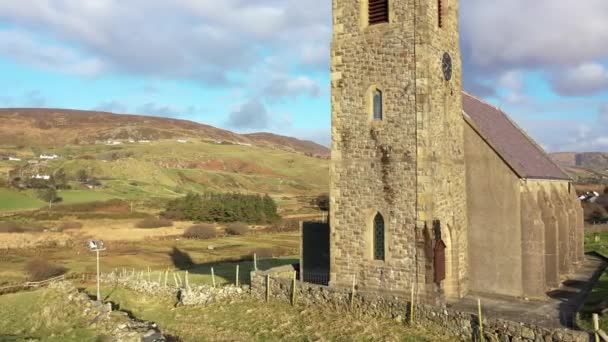 Luchtfoto van de Ierse kerk in Glencolumbkille - Republiek Ierland — Stockvideo