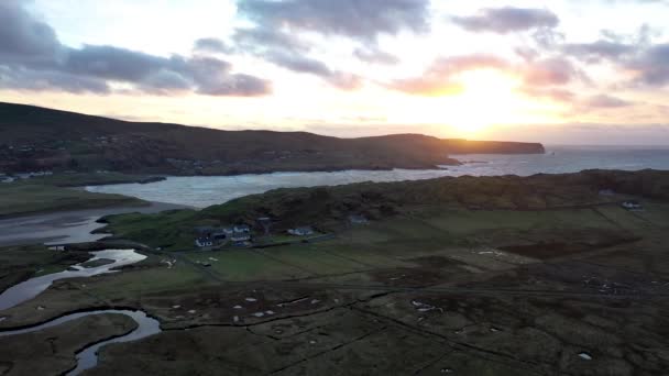 Letecký pohled na Glen Bay v Glencolumbkille v hrabství Donegal, Irleandská republika — Stock video
