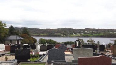 Killybegs, Donegal - İrlanda 'da Atlantik manzaralı bir mezarlık