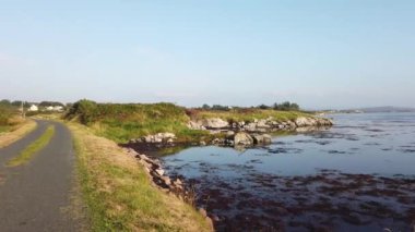 Burtonport, Donegal, İrlanda 'daki güzel sahil yolunda.