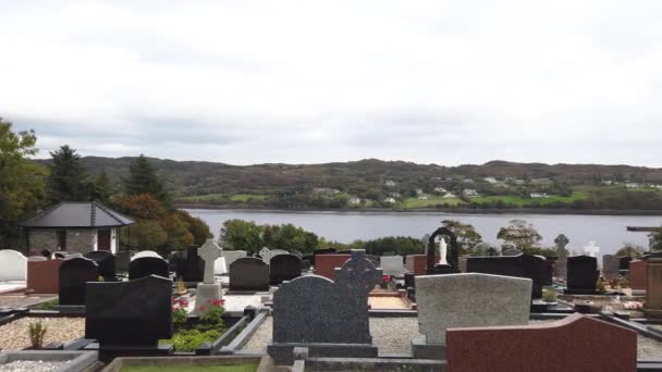 Cemetría con vista al Atlántico en Killybegs, Condado de Donegal - Irlanda — Vídeo de stock