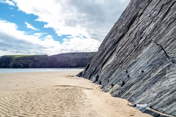 Grandes rocas en el filamento de plata en el Condado de Donegal - Irlanda — Foto de Stock
