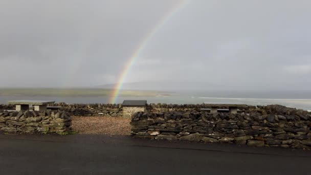 Arco-íris acima Inishkeel por Portnoo em Donegal - Irlanda. — Vídeo de Stock