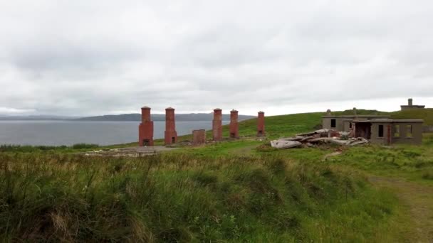 Die Ruinen der Festung Lenan Head an der Nordküste der Grafschaft Donegal, Irland — Stockvideo