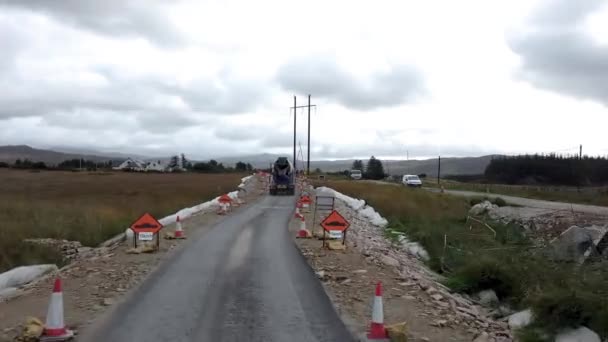 DONEGAL, IRELAND - NOVEMBRIE 22 2021: Conducerea prin lucrările de drumuri de Glenties — Videoclip de stoc