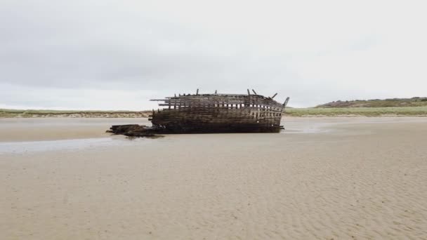 Kapal karam bernama Bad Eddie di County Donegal, Irlandia — Stok Video