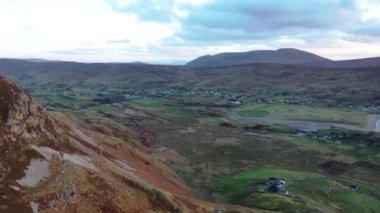 İrlanda Cumhuriyeti 'nin Donegal ilçesindeki Glencolumbkille' de Beefan Townloand 'ın hava manzarası