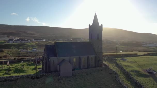 Luchtfoto van de Ierse kerk in Glencolumbkille - Republiek Ierland — Stockvideo