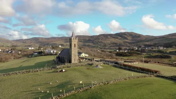 グレンコルムキルのアイルランド教会の空中ビュー-アイルランド共和国 — ストック動画