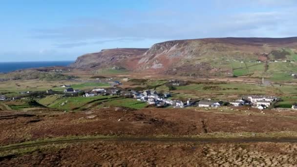 Vista aérea de Glencolumbkille no Condado de Donegal, República de Irleand — Vídeo de Stock