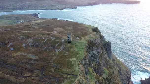 İrlanda Donegal 'deki Glencolumbkille' deki kule. — Stok video