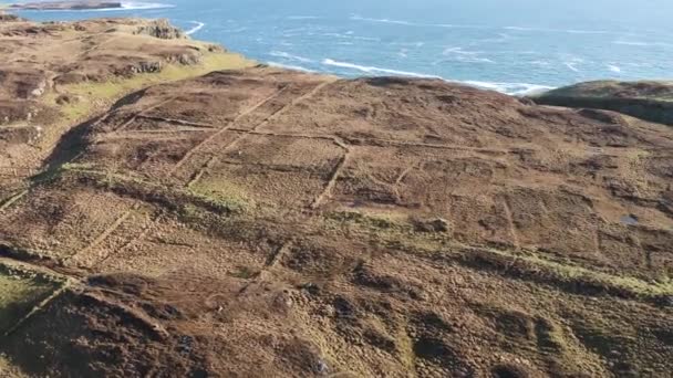 Vista aérea da bela costa de Kilcar no Condado de Donegal - Irlanda — Vídeo de Stock