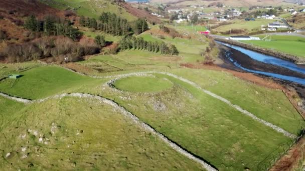 Vista aérea do histórico Ringfort por Kilcar no Condado de Donegal - Irlanda — Vídeo de Stock