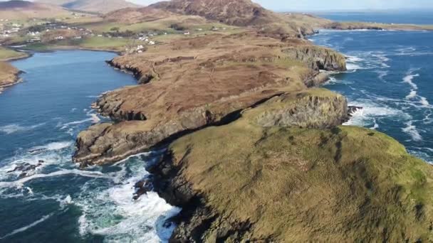 Vue aérienne de la belle côte de Kilcar dans le comté de Donegal - Irlande — Video