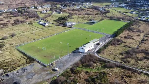Vista aérea do campo de futebol em Ardara, Condado de Donegal - Irlanda — Vídeo de Stock