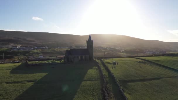 Luchtfoto van de Ierse kerk in Glencolumbkille - Republiek Ierland — Stockvideo