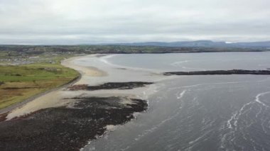 İrlanda 'nın Donegal ilçesindeki Rossnowlagh Sahili üzerinde uçuyor.