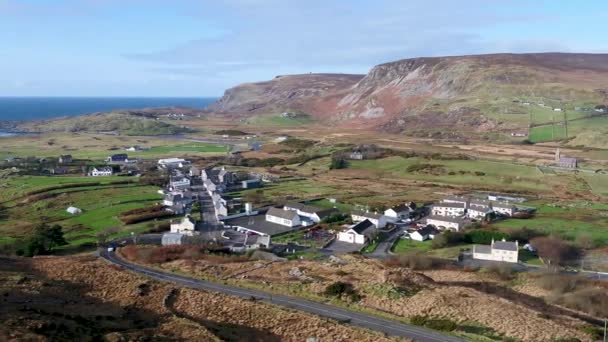 Letecký pohled na Glencolumbkille v hrabství Donegal, Irleandská republika — Stock video