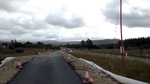 돌 , IreliAND - NOVEMBER 2021 년 22 일 : Glenties 의 도로 공사를 통해 운전 — 비디오